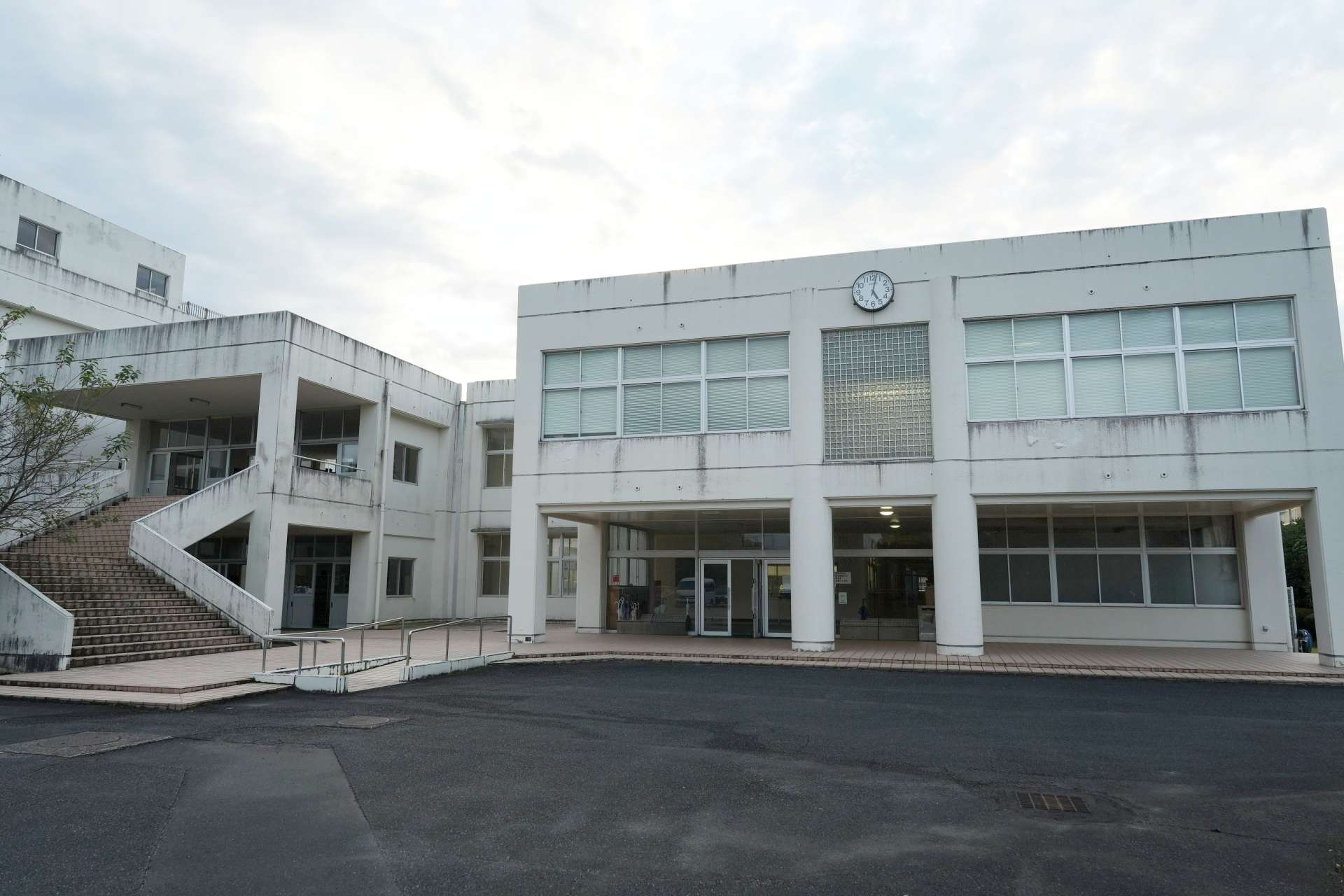 楠隼中学・高校の校舎＝肝付町前田