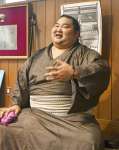 母校の相撲場で取材を受け、思い出を語る大奄美元規さん＝鹿児島市の鹿児島商業高