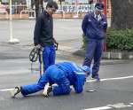 事故現場付近を調べる警察官＝２８日、鹿児島市荒田２丁目
