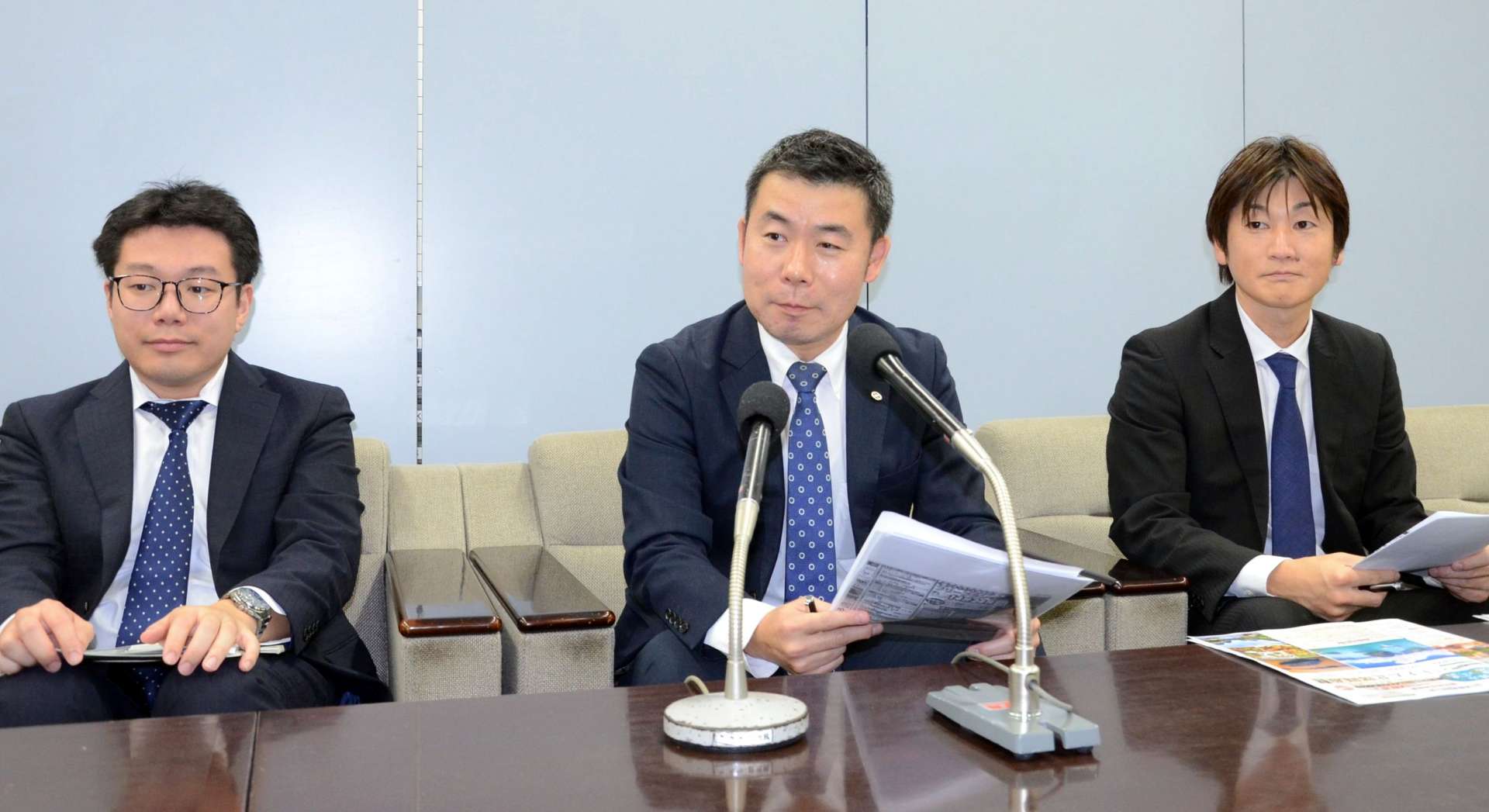 チャーター便運航について会見する旅行大手エイチ・アイ・エスと県の担当者＝２８日、県庁