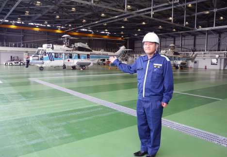 七ツ島運航支援センターについて説明する山本修所長＝２８日、鹿児島市七ツ島２丁目の鹿児島港谷山２区