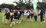 高台に避難する児童ら＝屋久島町の小瀬田小学校