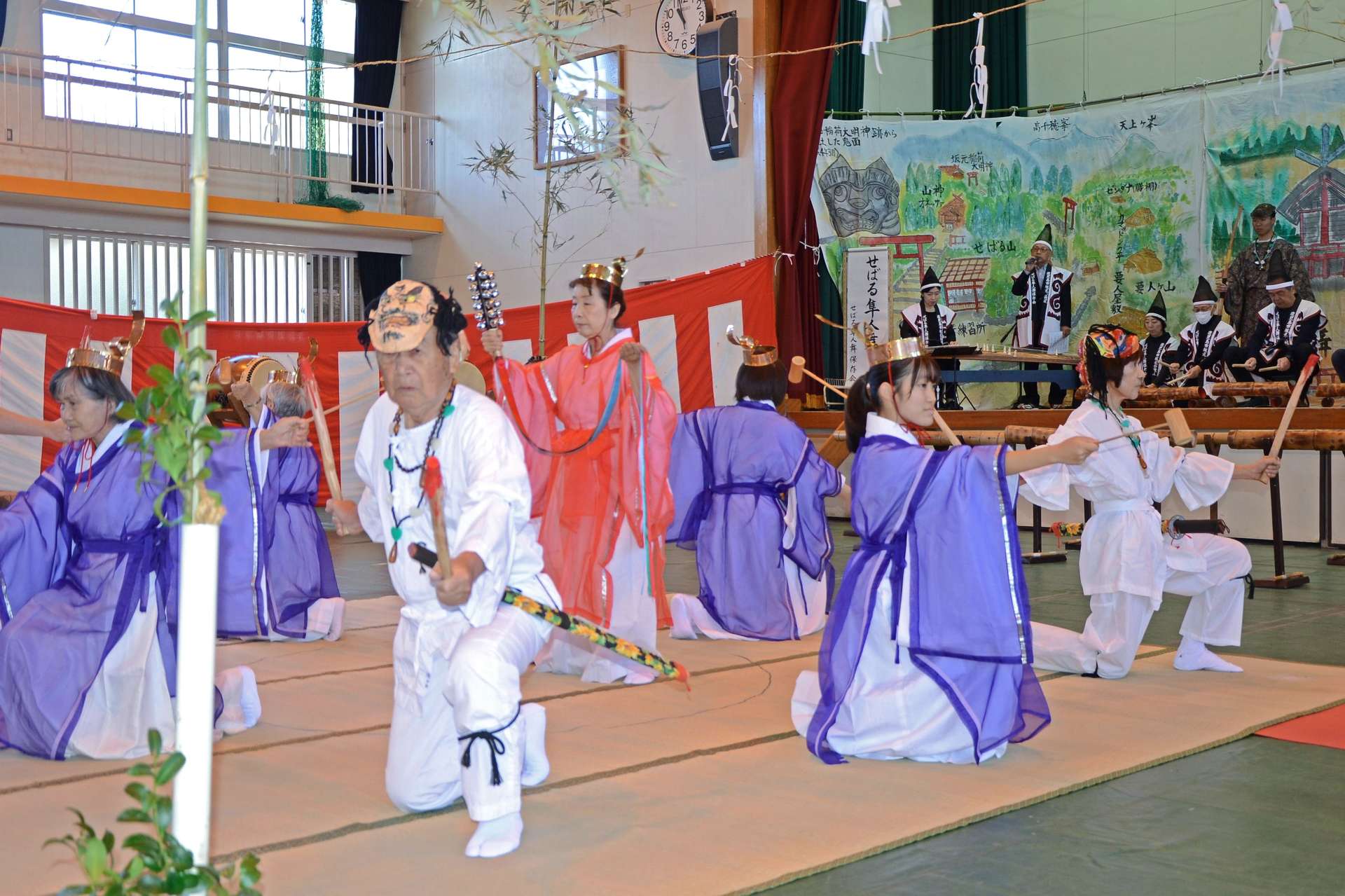 演舞を披露する保存会のメンバー＝鹿児島市の坂元台小学校