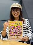 父が主役を務めた映画「米寿の伝言」をＰＲする西本浩子さん＝鹿児島市の南日本新聞社