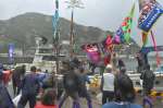 えびす祭りでもちまきを楽しむ住民ら＝長島町獅子島の幣串港