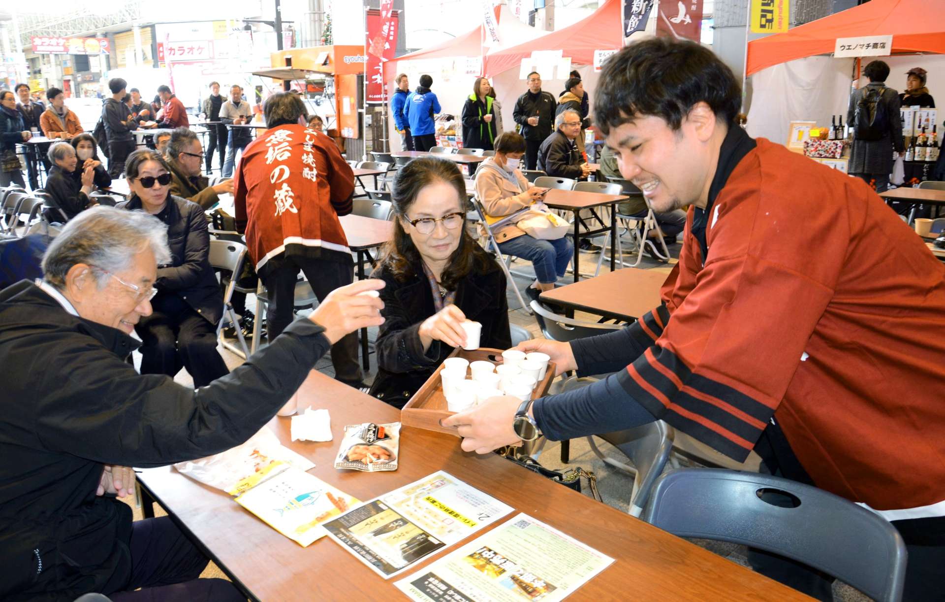 新酒を楽しむ来場者＝３０日、鹿児島市のセンテラス天文館