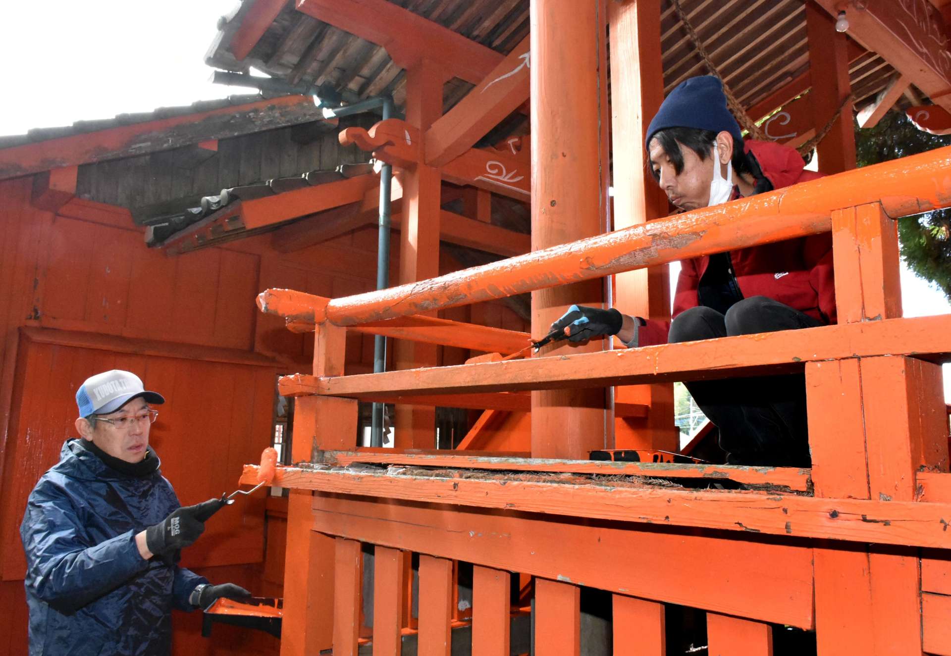 諏訪神社を塗り直す消防団員ら＝伊佐市大口小木原