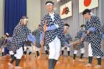 鎌手踊りを披露する鹿児島情報高校の生徒＝鹿児島市の和田小学校