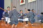 鎌手踊りを披露する鹿児島情報高校の生徒＝鹿児島市の和田小学校