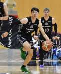 前半、相手陣内に攻め込むレブナイズの飴谷＝Ｆアリーナいちき串木野