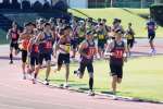 スタートし集団で駆け抜ける指宿会場の選手たち＝指宿市営陸上競技場