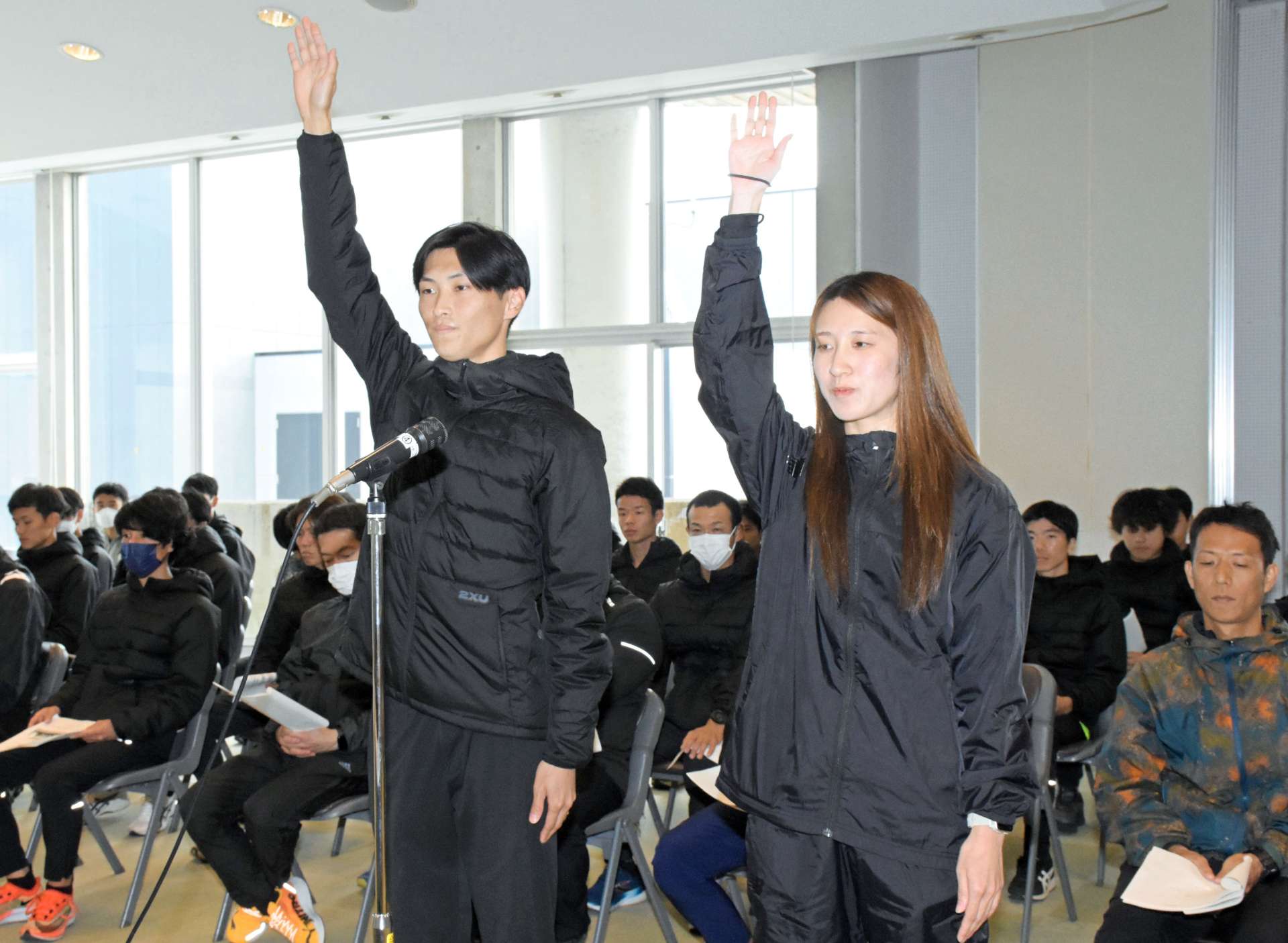 選手宣誓する男子の轟木太郎主将（左）＝指宿市のふれあいプラザなのはな館