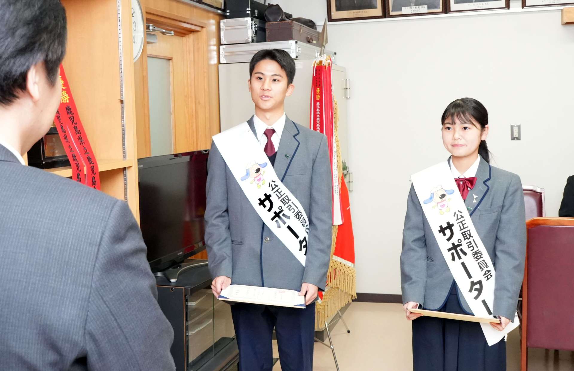 意気込みを語る中園秀真さん（中央）と山口優杏さん