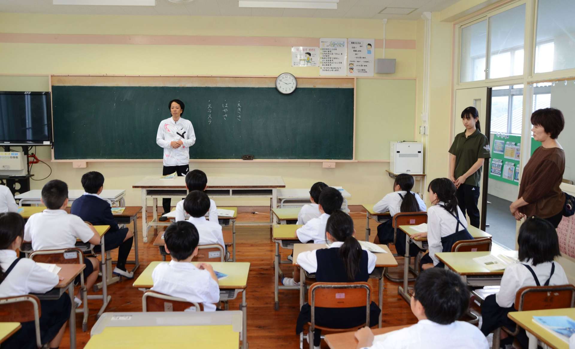 合同で指導する中学年チームの教員３人＝志布志市の伊崎田小