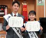 サポーターに任命された中園秀真さん（左）と山口優杏さん＝２日、鹿児島市谷山中央８丁目の鹿児島南高校