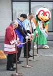 「ツルの恩返し便」出発式を祝う関係者＝３日、出水市役所