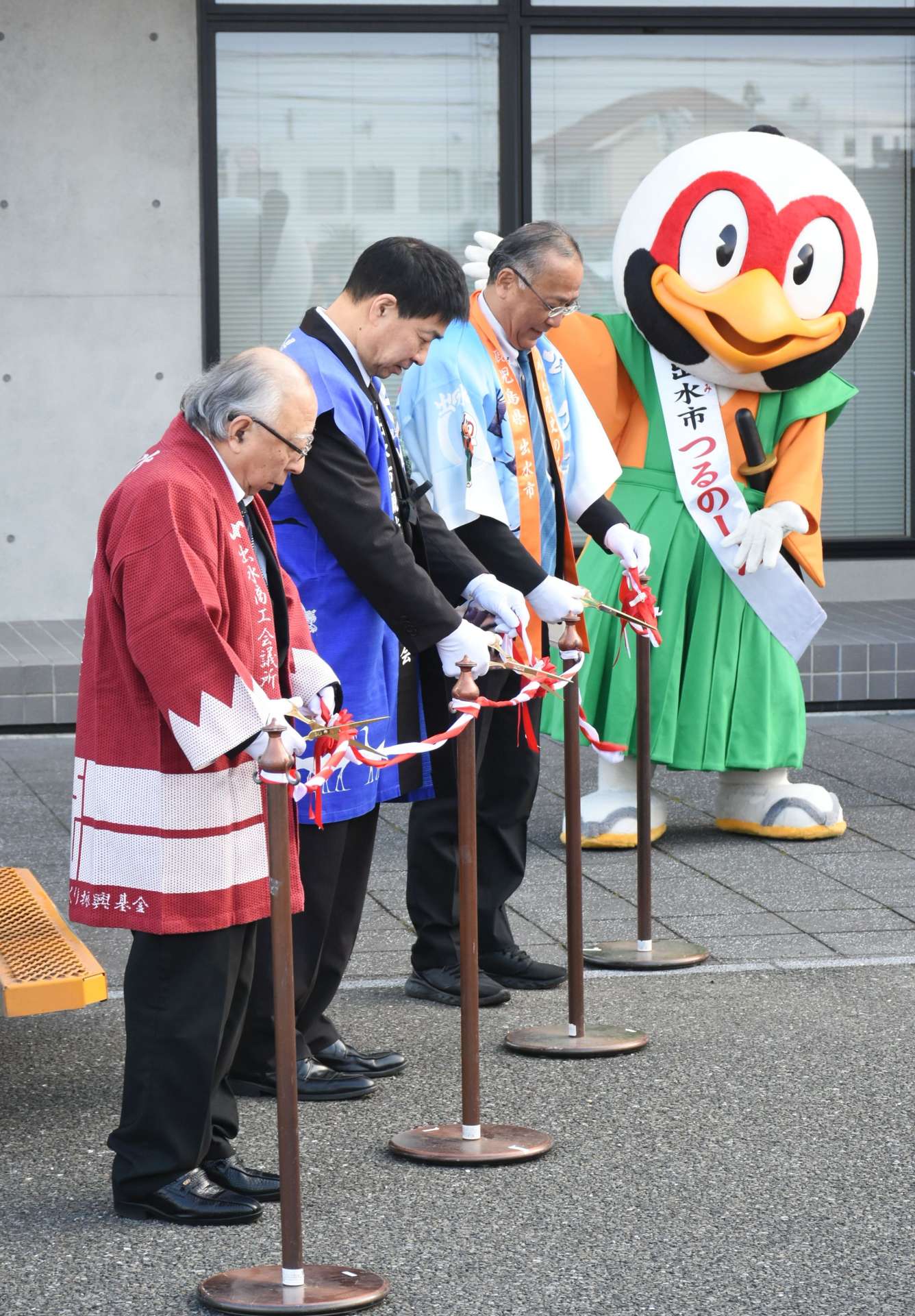 「ツルの恩返し便」出発式を祝う関係者＝３日、出水市役所
