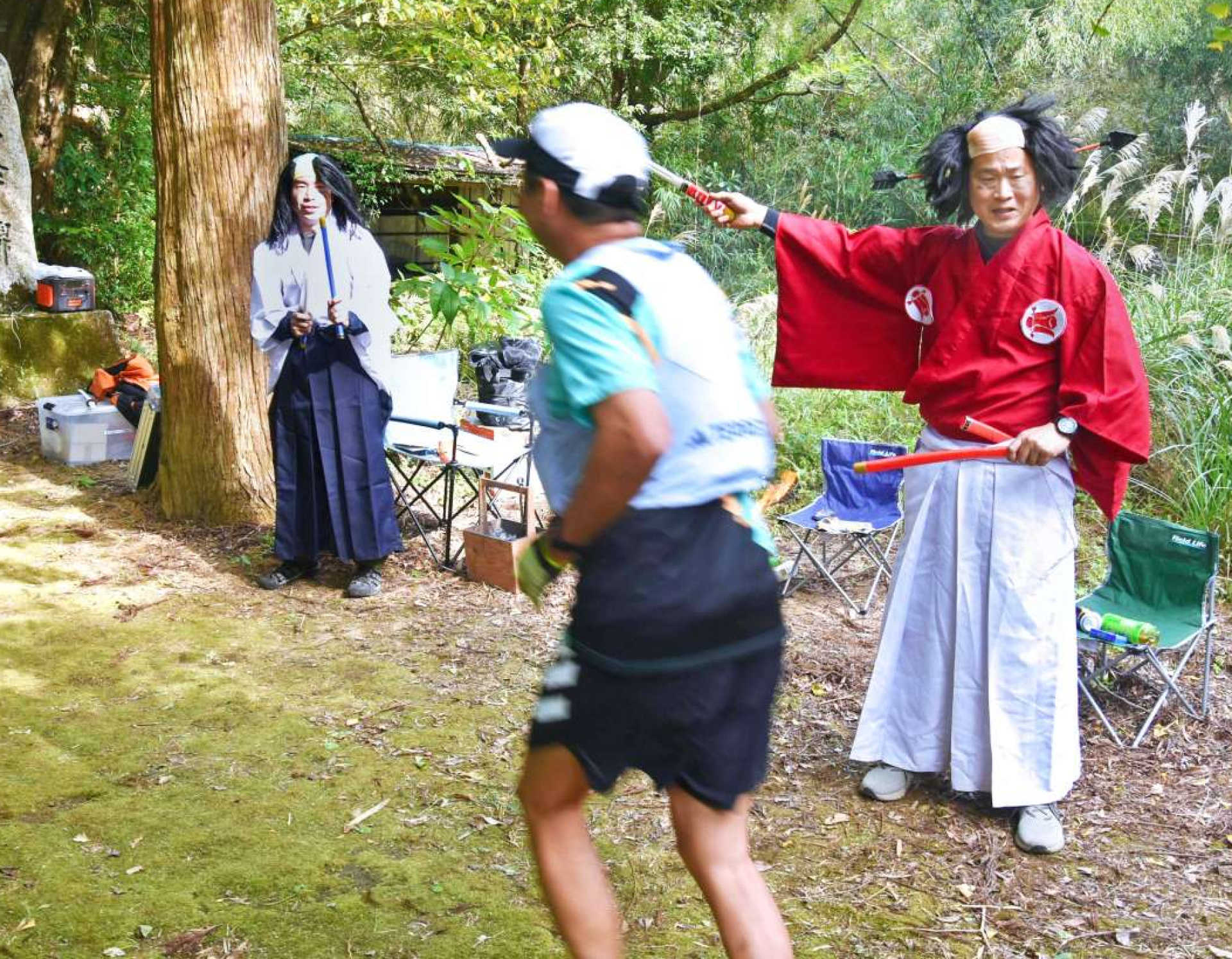 ランナーに声援を送る落武者ボウイズ＝錦江町馬場