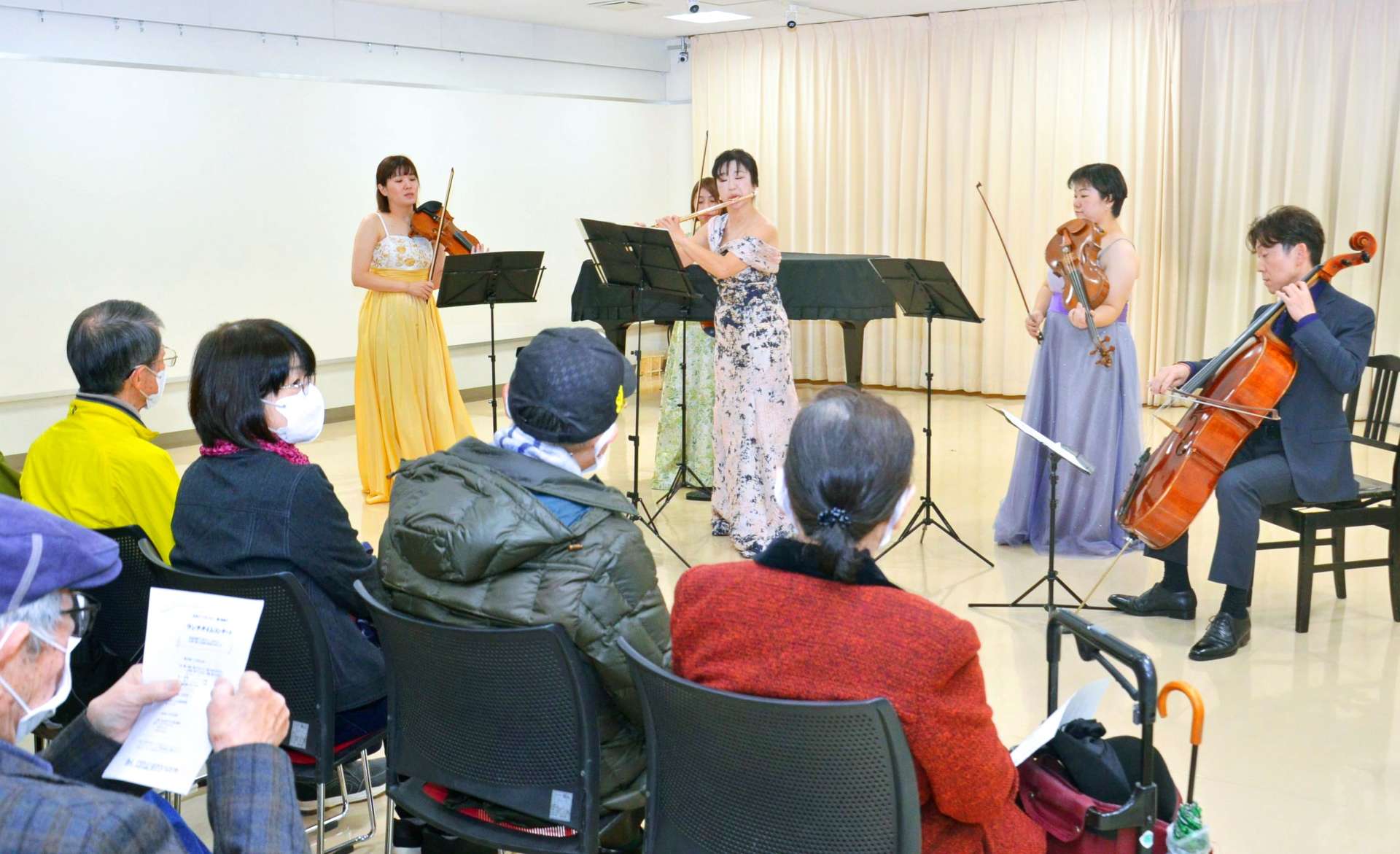 ランチタイムコンサートを楽しむ市民ら＝１１月２９日、鹿児島市役所みなと大通り別館