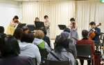 ランチタイムコンサートを楽しむ市民ら＝１１月２９日、鹿児島市役所みなと大通り別館