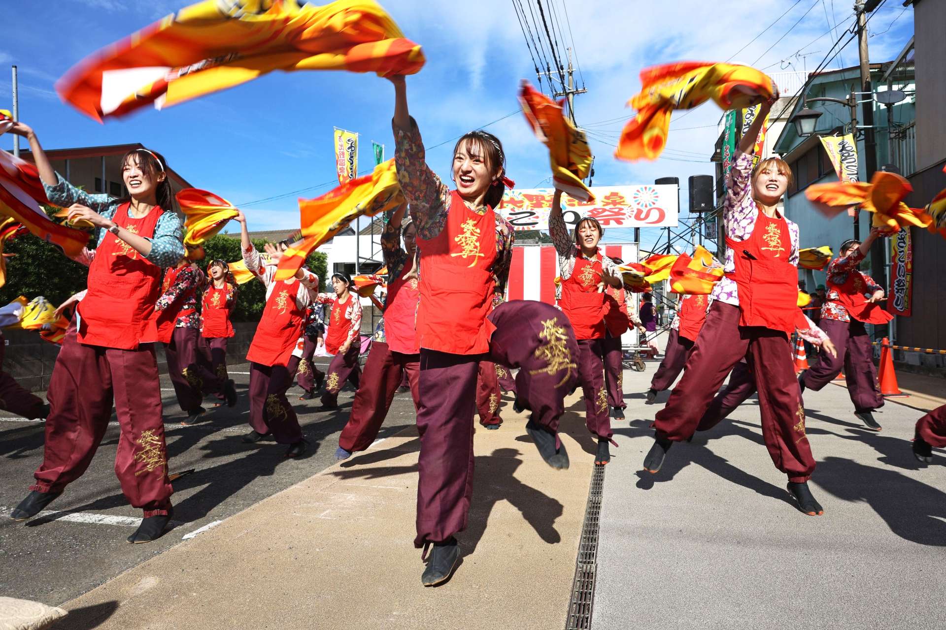 躍動感ある踊りを披露する参加者＝薩摩川内市樋脇町市比野