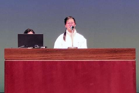 全国青年大会で発表する落合さん（さつま町教育委員会提供）