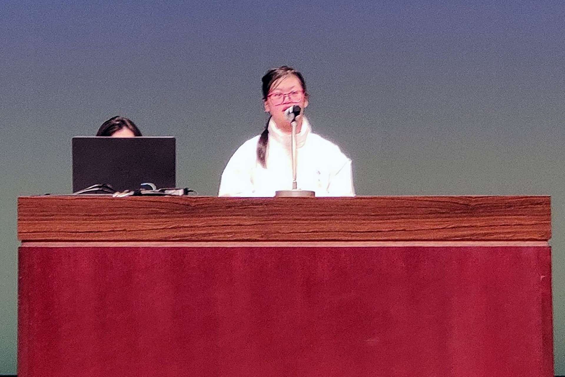 全国青年大会で発表する落合さん（さつま町教育委員会提供）