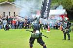 火縄銃のごう音を楽しむ見物客＝都城市の神柱公園
