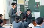 公正取引委員会の職員になりきり、模擬立ち入り検査をする生徒ら＝６日、鹿児島市谷山中央８丁目の鹿児島南高校