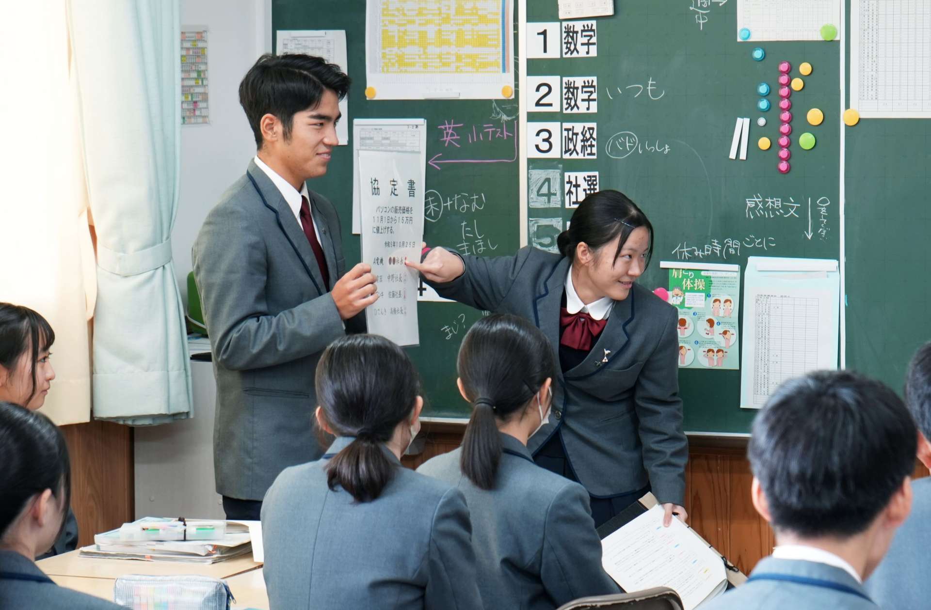 公正取引委員会の職員になりきり、模擬立ち入り検査をする生徒ら＝６日、鹿児島市谷山中央８丁目の鹿児島南高校