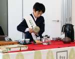 知覧茶親善大使に認定され、お茶を振る舞う豊留旭さん＝南九州市も川辺保健センター
