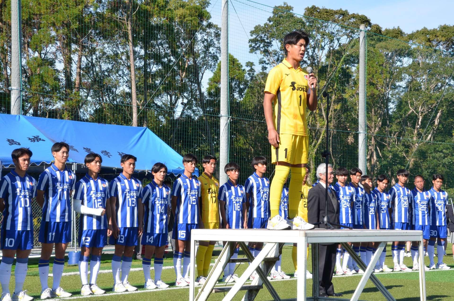 日置市伊集院の鹿児島城西高校で優勝報告するサッカー部