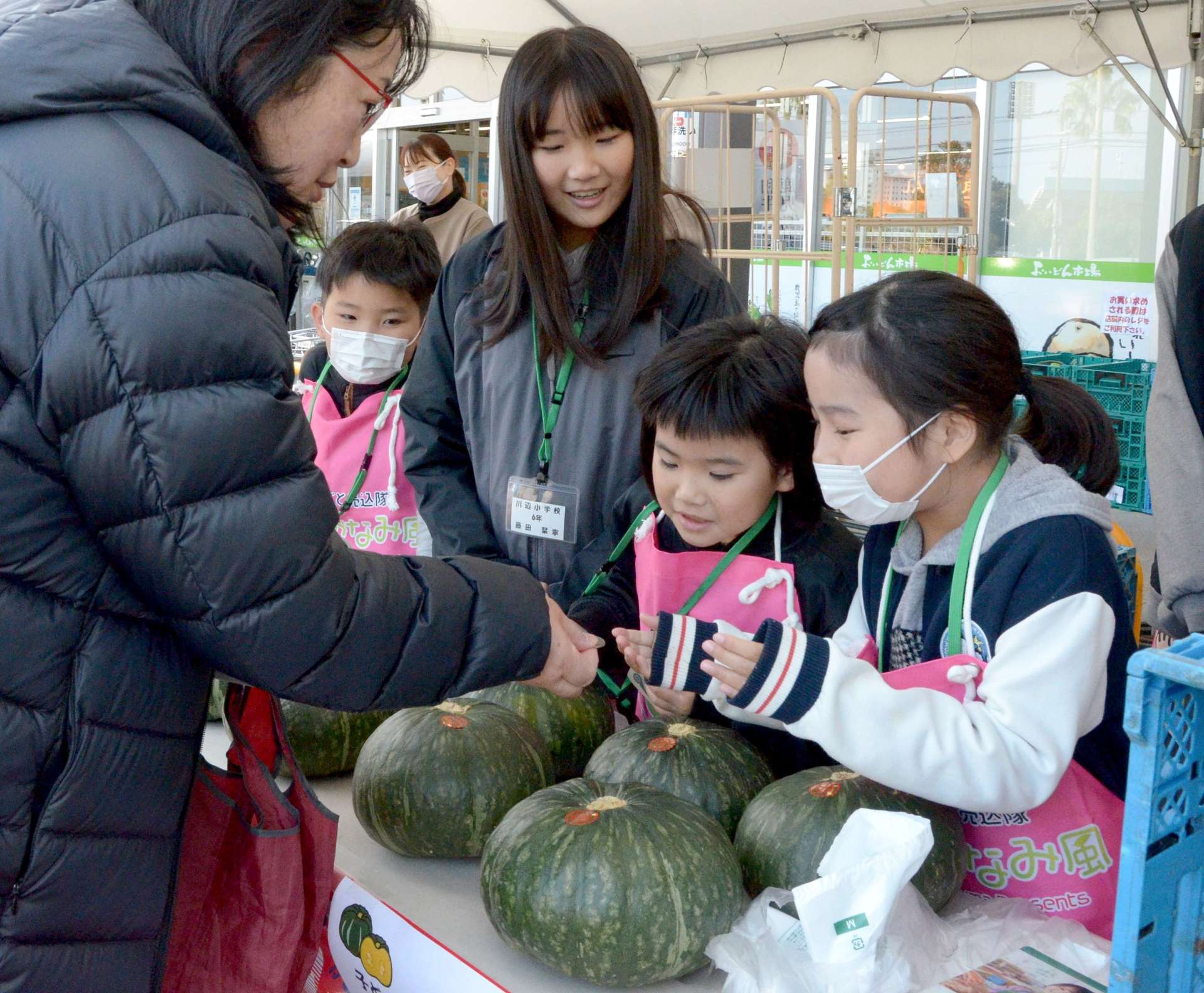 「加世田のかぼちゃ」を売り込む小学生ら＝７日、鹿児島市与次郎２丁目のおいどん市場与次郎館