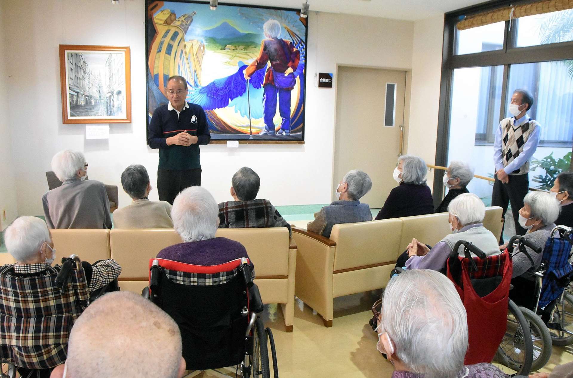 〈別カット〉高齢者に絵や古里の思い出を語る黒瀬益男さん＝南さつま市笠沙の養護老人ホームはまゆう