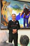 高齢者に絵や古里の思い出を語る黒瀬益男さん＝南さつま市笠沙の養護老人ホームはまゆう