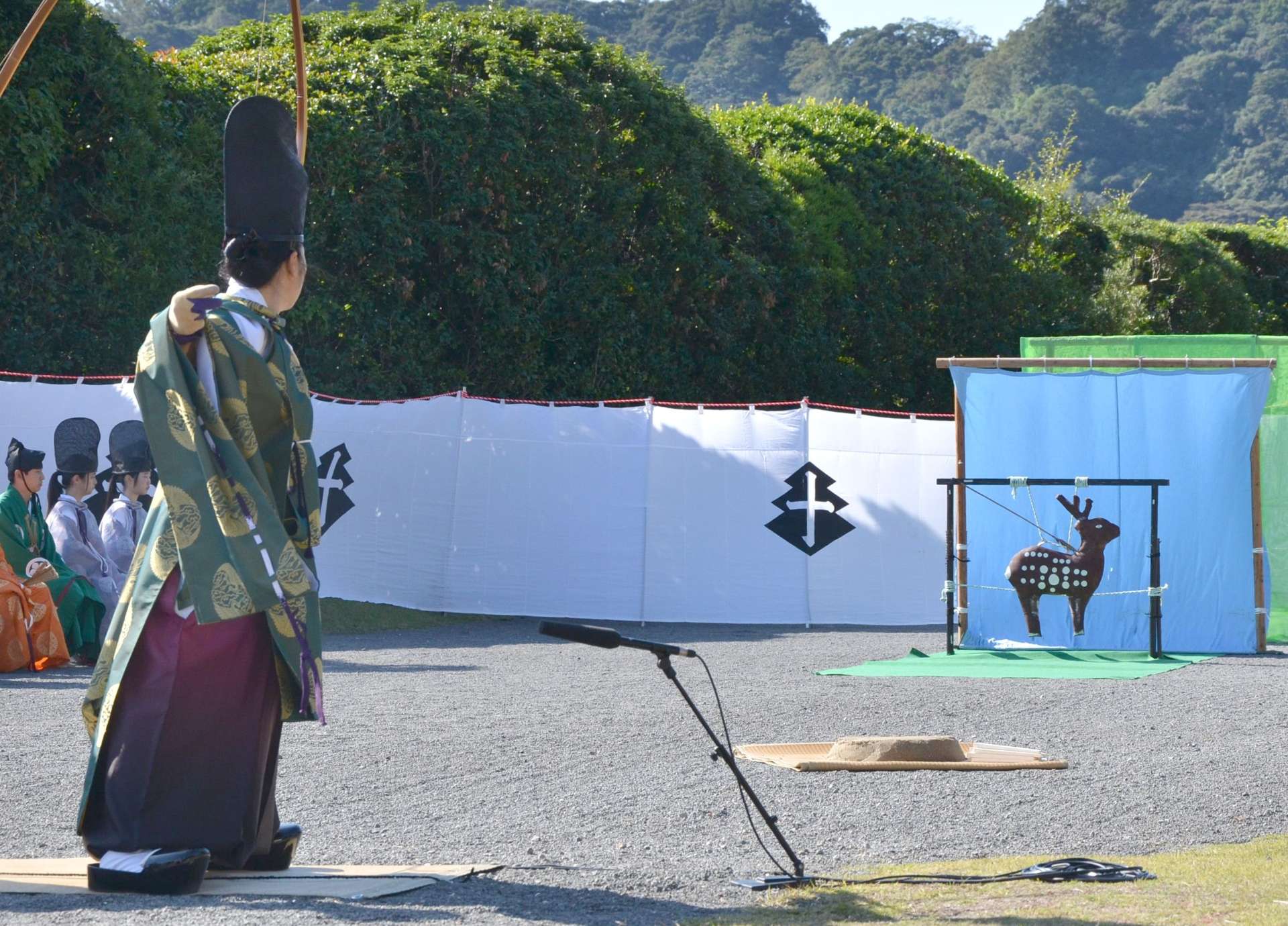 鹿の形をした的をめがけて矢を放つ射手＝鹿児島市吉野町の仙巌園