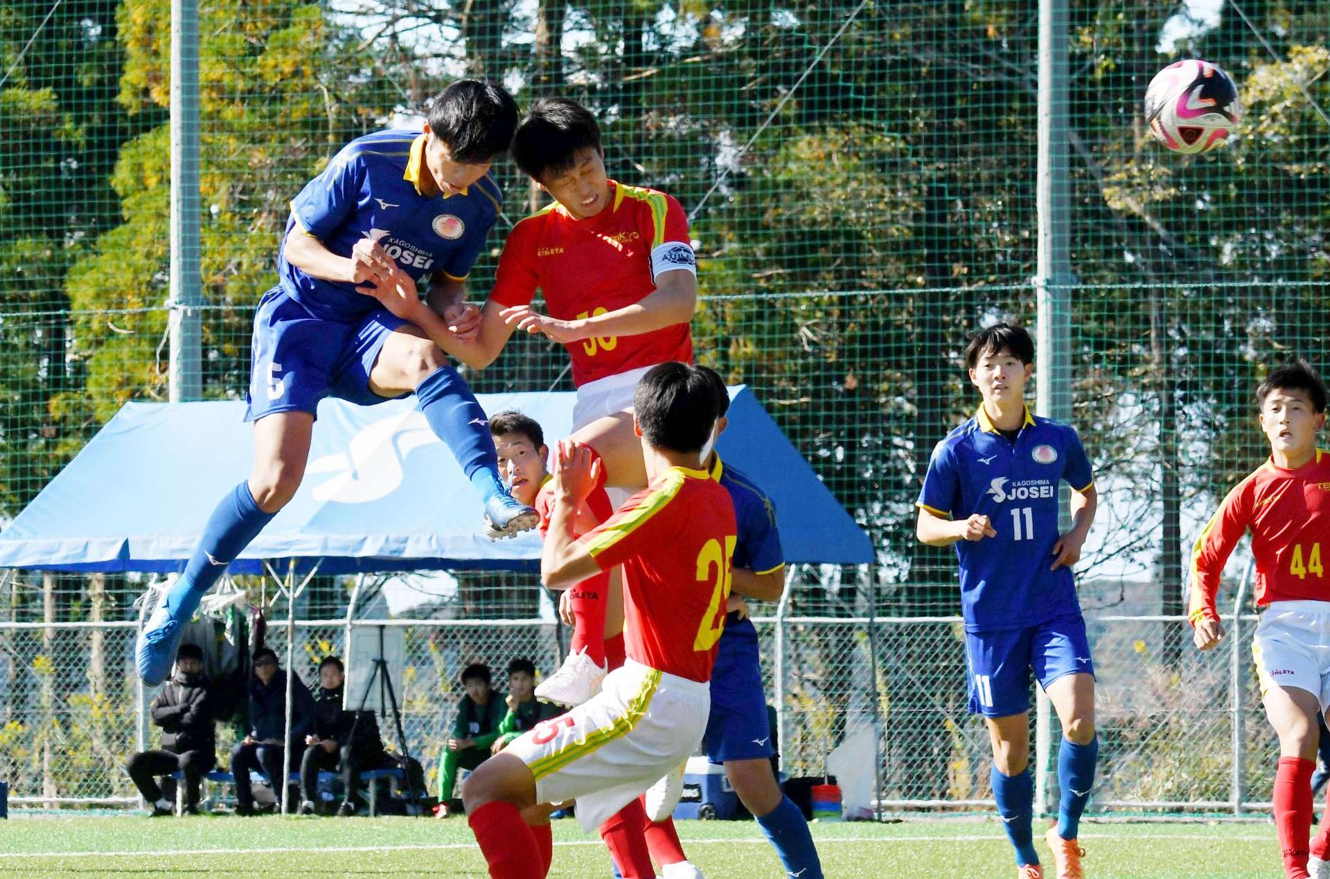 前半９分、先制ゴールを決める鹿城西の當眞（左）＝半端ない人工芝サッカー場