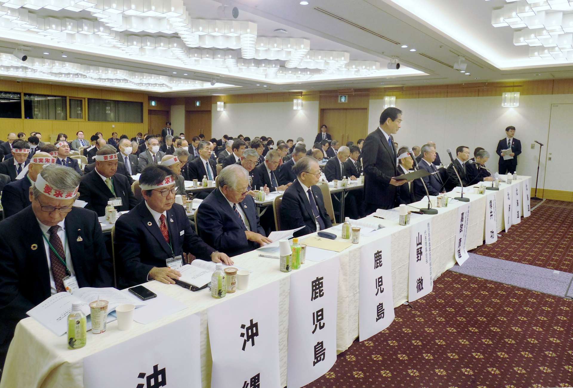 要請する県中央会の山野徹会長ら＝１０日、東京都千代田区の都市センターホテル