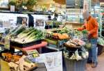 有機野菜を購入する来店者＝１０日、鹿児島市の城山ストアーフレッセ高見馬場店