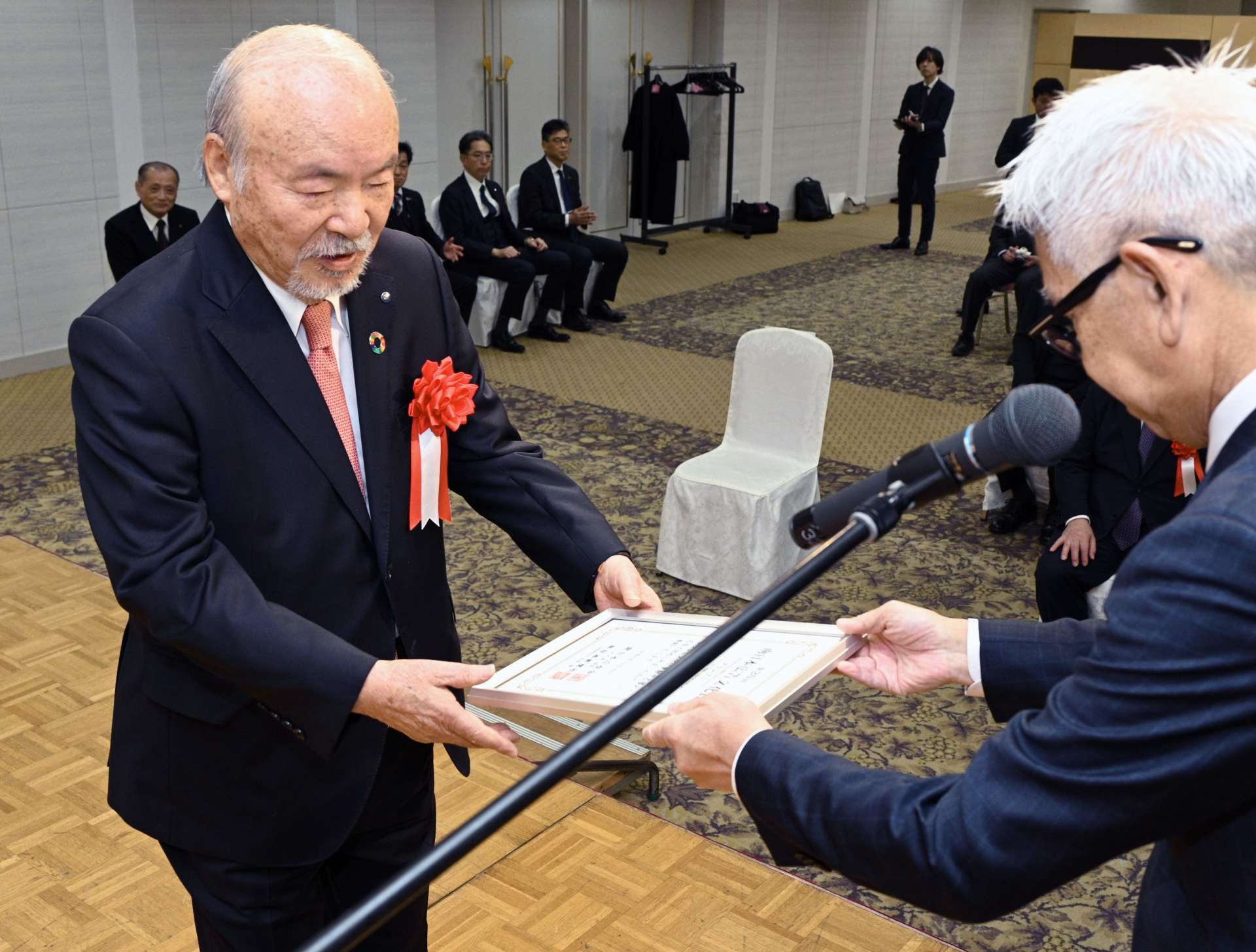 グランプリの賞を受ける渡辺組の渡辺紘起会長（左）＝１０日、鹿児島市の鹿児島サンロイヤルホテル