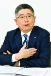 インタビューに応じる山形屋の岩元修士社長＝１０日、鹿児島市の同社（税所陸郎撮影）