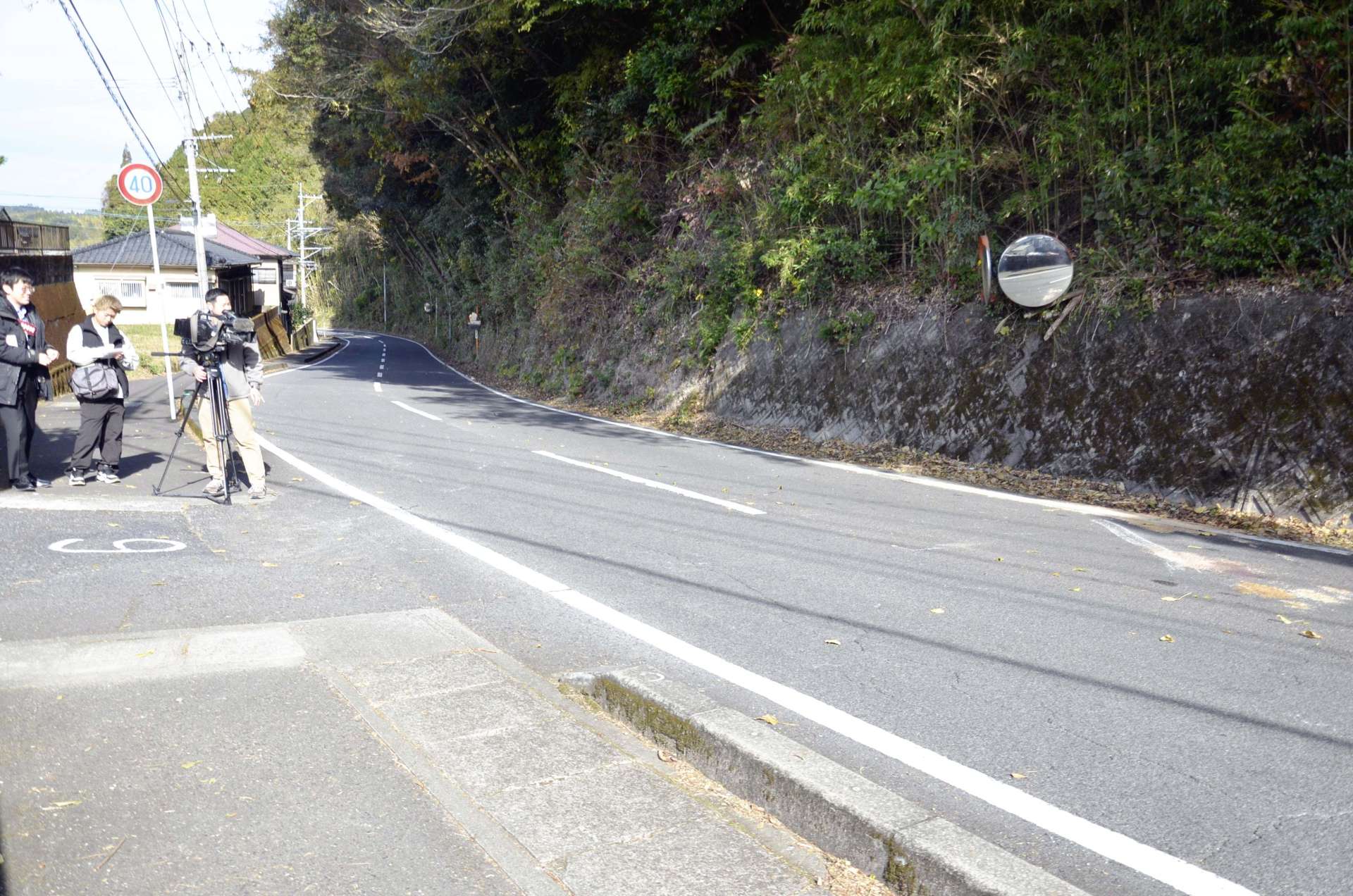 車がコンクリート壁に衝突した現場＝１１日正午ごろ、鹿児島市上谷口町