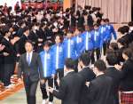 拍手で激励を受ける選手ら＝いちき串木野市の神村学園