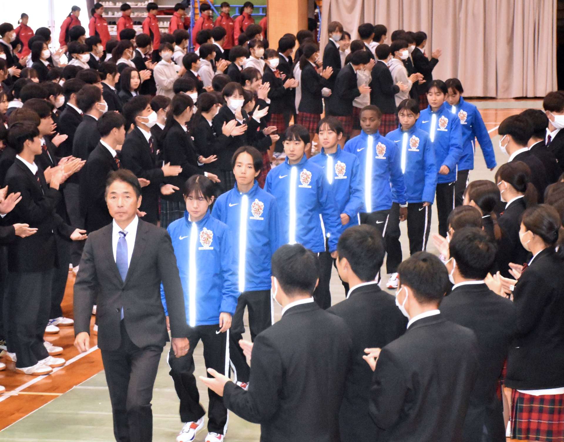 拍手で激励を受ける選手ら＝いちき串木野市の神村学園