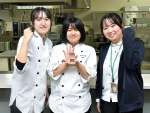 特別賞を受賞し笑顔を見せる（左から）皆吉歩美さん、徳田華愛さん、南杏音教諭＝いちき串木野市の神村学園