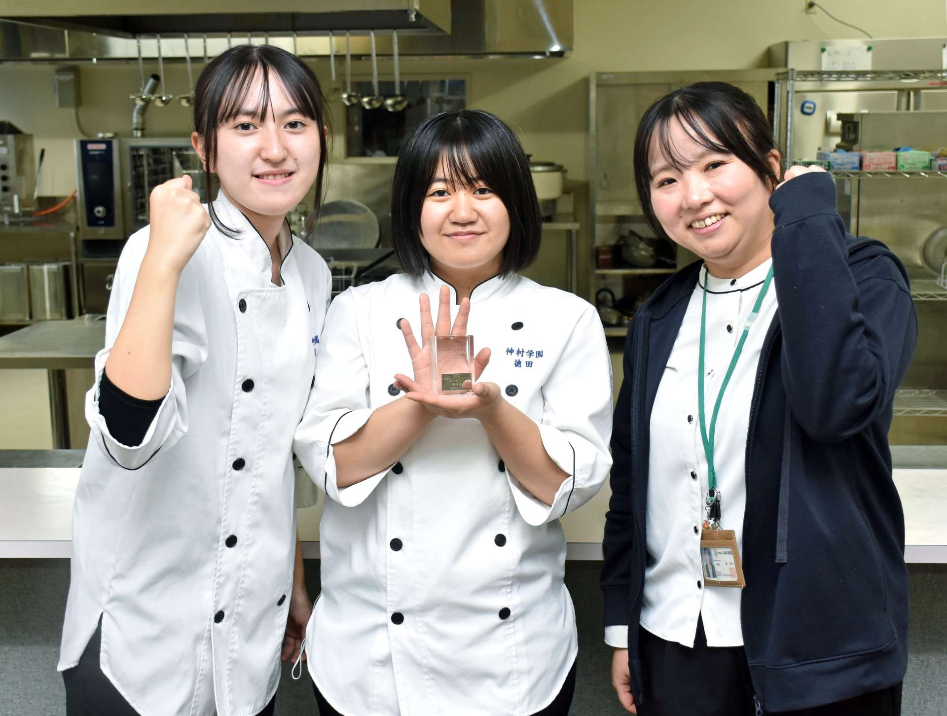 特別賞を受賞し笑顔を見せる（左から）皆吉歩美さん、徳田華愛さん、南杏音教諭＝いちき串木野市の神村学園