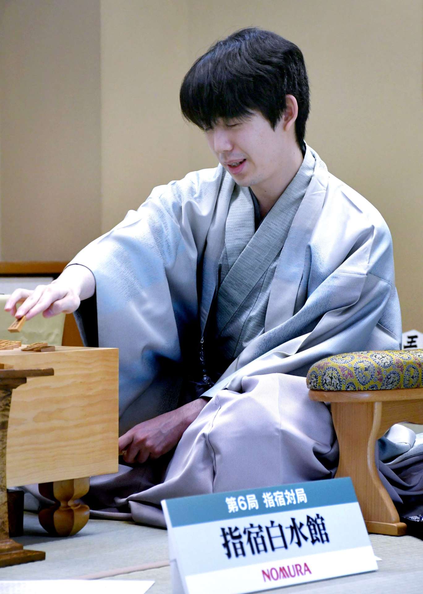 感想戦で対局を振り返る藤井竜王＝１２日午後４時半、指宿市の指宿白水館