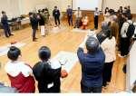 救急救命講習を受ける参加者＝８日、出水市役所