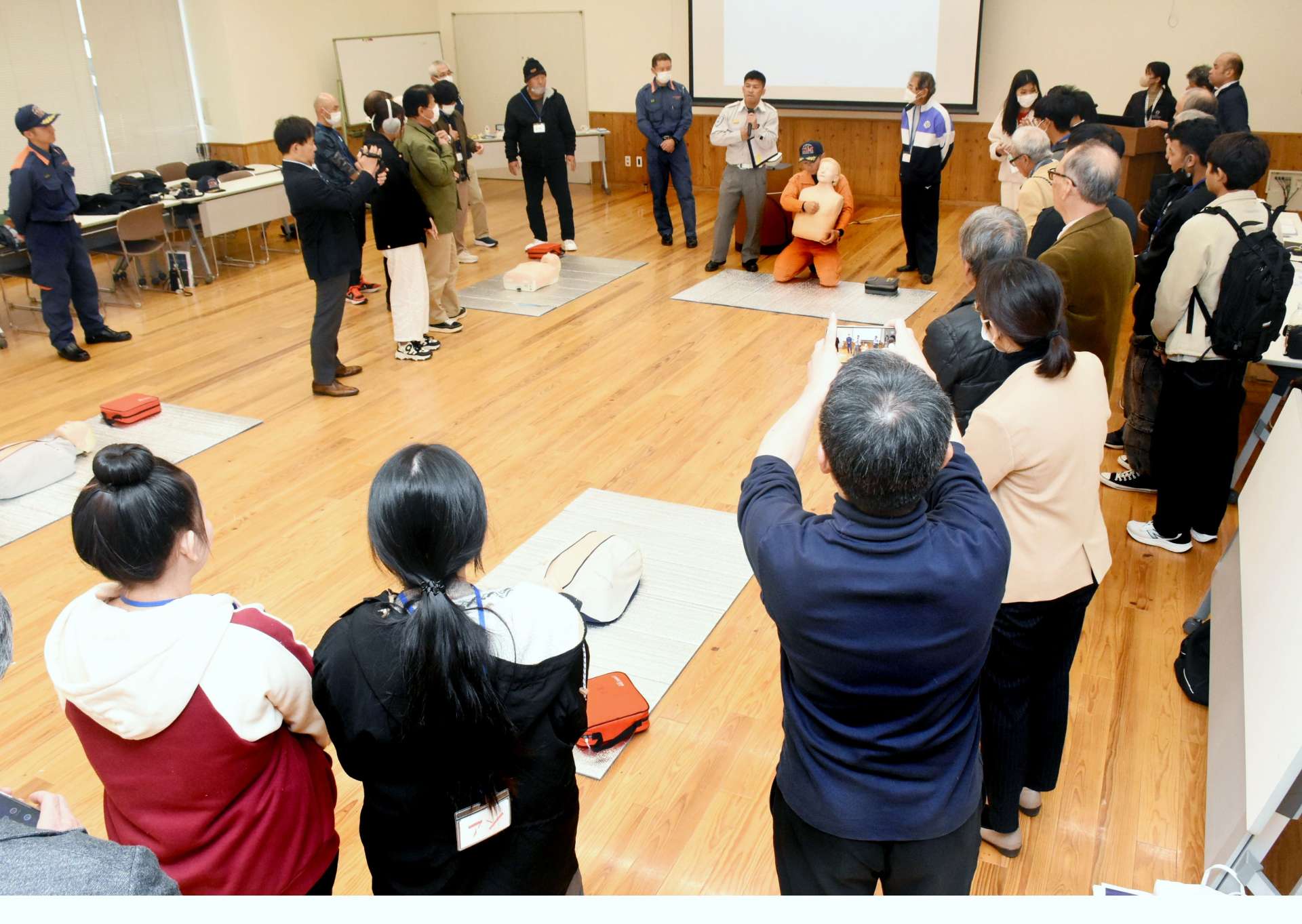 救急救命講習を受ける参加者＝８日、出水市役所