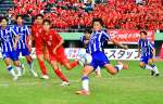 〈関連〉全国高校サッカー選手権県予選決勝の後半、粘り強く守る鹿城西イレブン＝白波スタジアム